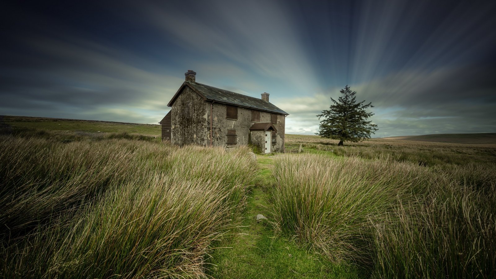 Обои небо, облака, поле, дом, одинокое дерево, солнечный свет, the sky, clouds, field, house, lonely tree, sunlight разрешение 3840x2160 Загрузить