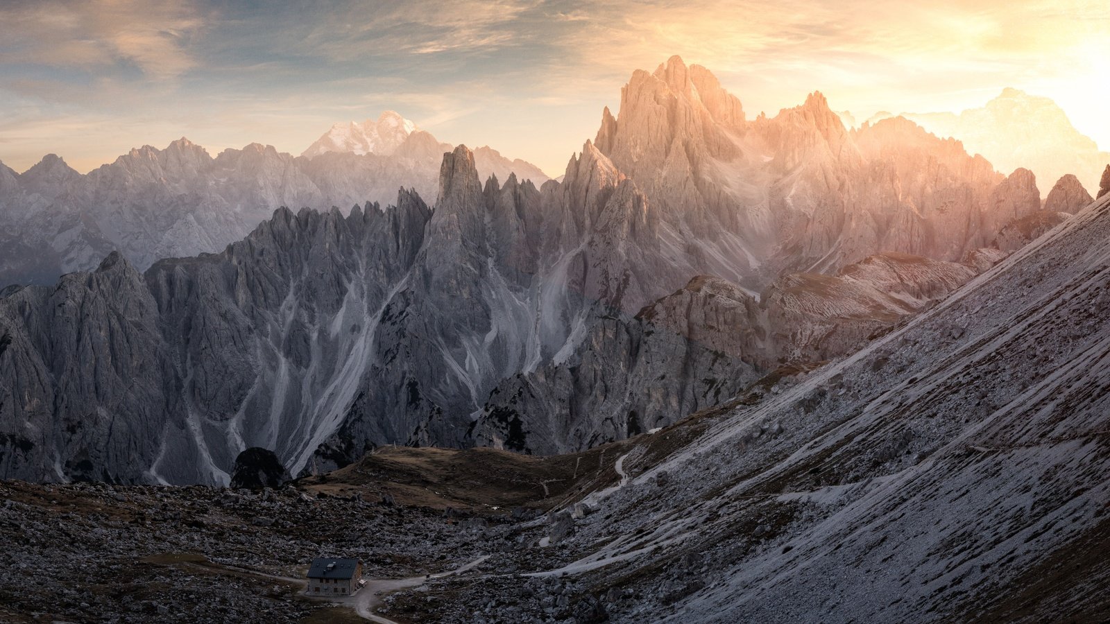 Обои свет, горы, скалы, солнце, утро, вершины, доломиты, light, mountains, rocks, the sun, morning, tops, the dolomites разрешение 3901x2562 Загрузить