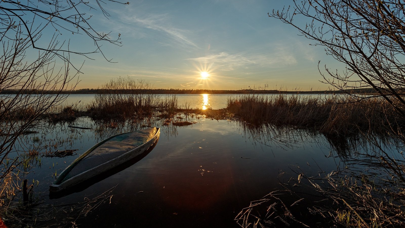 Обои трава, лодка, озеро, солнце, природа, закат, лучи, пейзаж, осень, grass, boat, lake, the sun, nature, sunset, rays, landscape, autumn разрешение 1920x1080 Загрузить