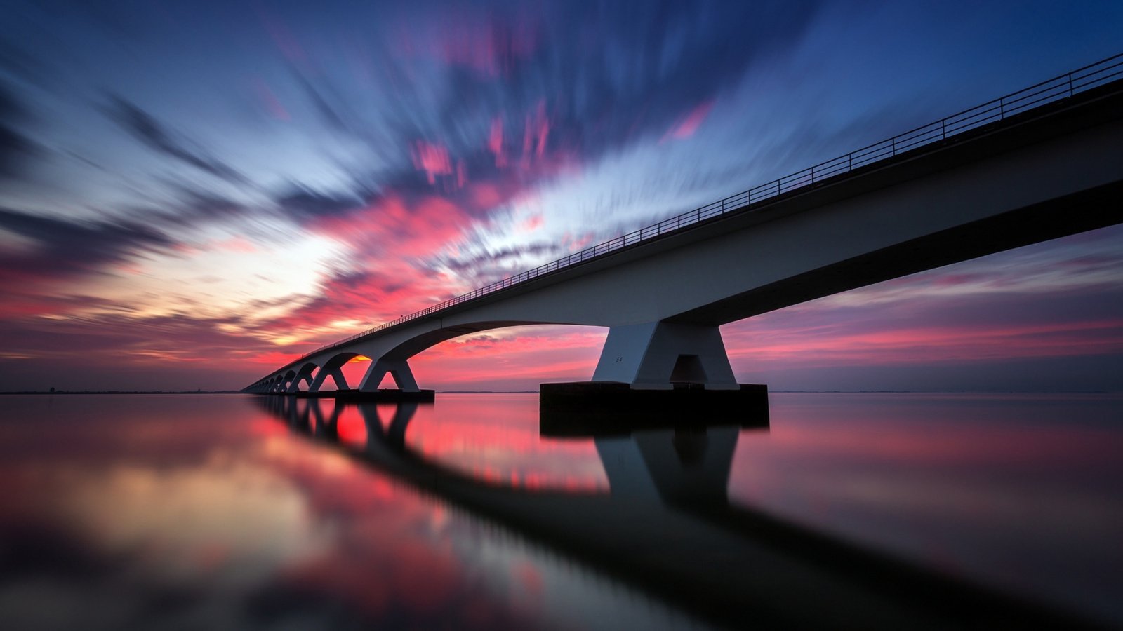 Обои небо, облака, вода, отражения, мост, выдержка, the sky, clouds, water, reflection, bridge, excerpt разрешение 2112x1188 Загрузить