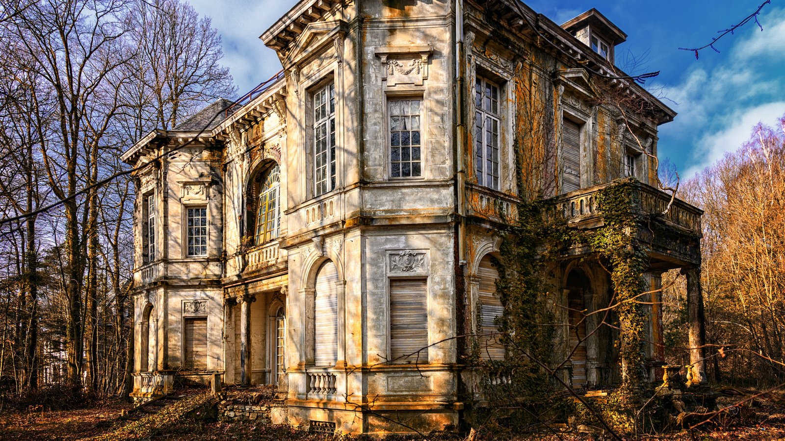 Обои лес, замок, вилла, старый дом, древний, заброшенный, forest, castle, villa, old house, ancient, abandoned разрешение 2112x1188 Загрузить