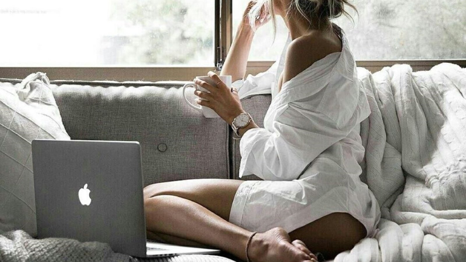 Обои девушка, кофе, окно, диван, ноутбук, girl, coffee, window, sofa, laptop разрешение 1920x1855 Загрузить