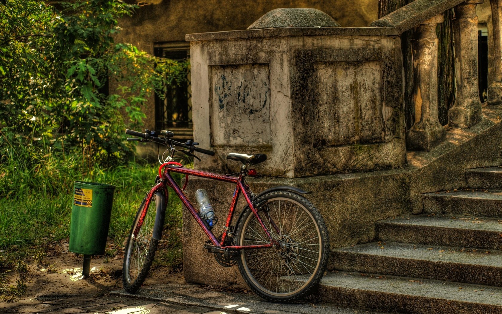 Обои лестница, красный, велосипед, bicycle, ожидает хозяина, ladder, red, bike, expects разрешение 3648x2736 Загрузить