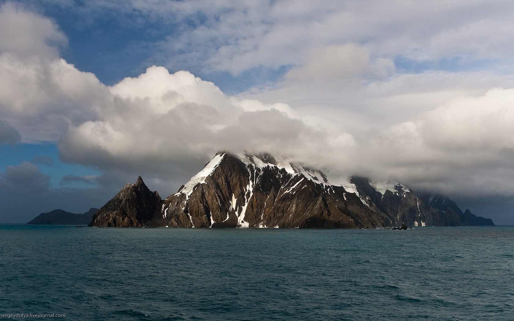 Обои облака, горы, скалы, снег, море, clouds, mountains, rocks, snow, sea разрешение 1920x1188 Загрузить