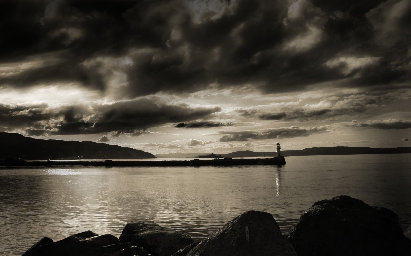 Обои маяк, черно-белая, залив, lighthouse, black and white, bay разрешение 2560x1600 Загрузить