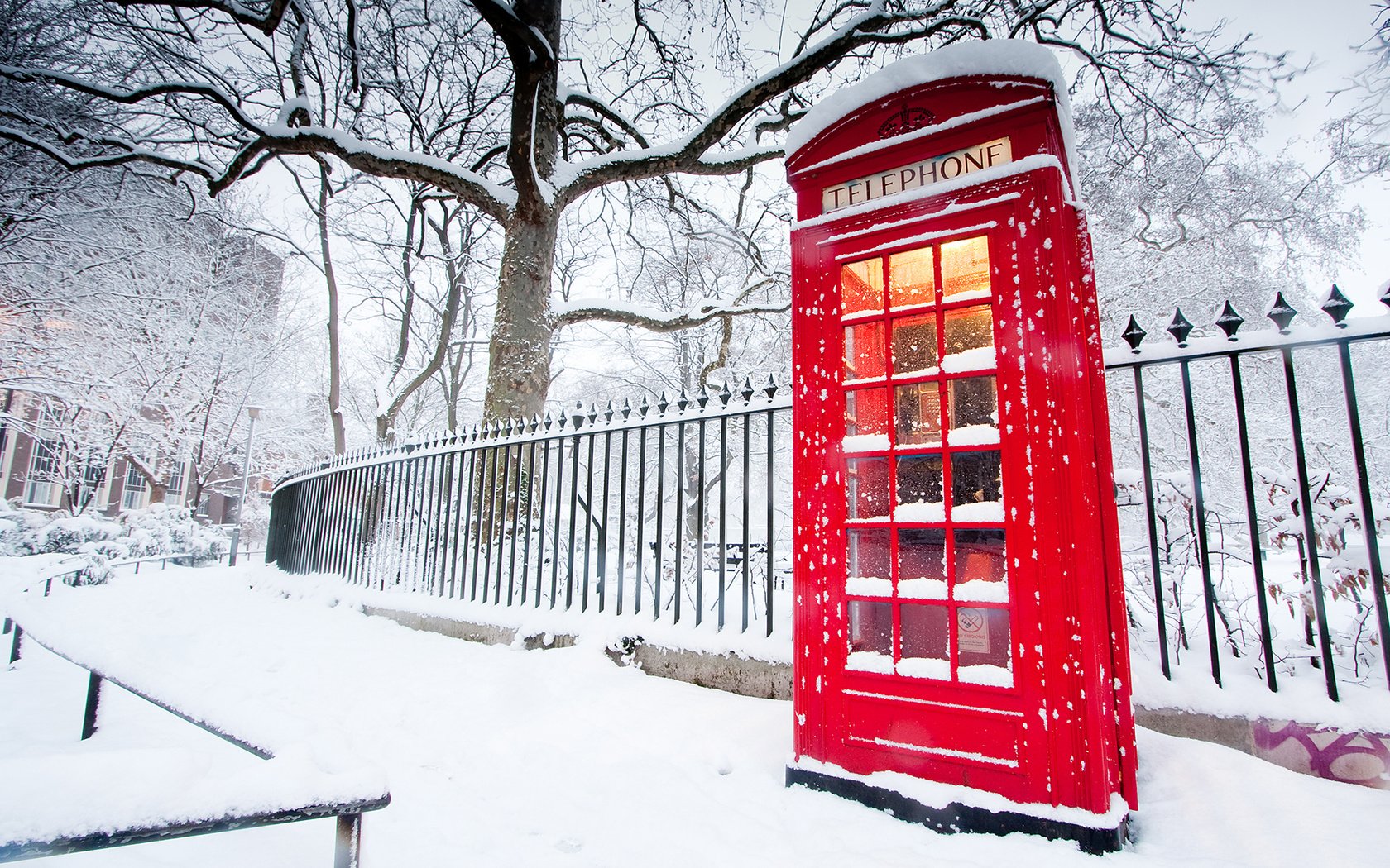 Обои зима, красная, забор, телефонная будка, winter, red, the fence, phone booth разрешение 1920x1200 Загрузить