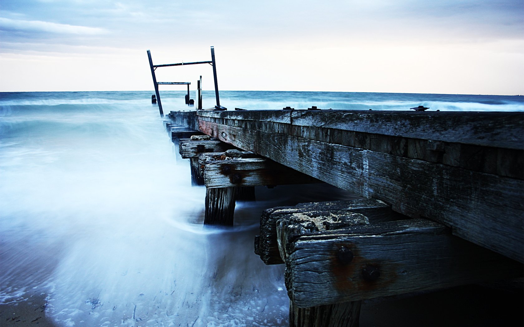 Обои небо, море, пирс, причал, старый, погода, пасмурная, the sky, sea, pierce, pier, old, weather, cloudy разрешение 1920x1200 Загрузить