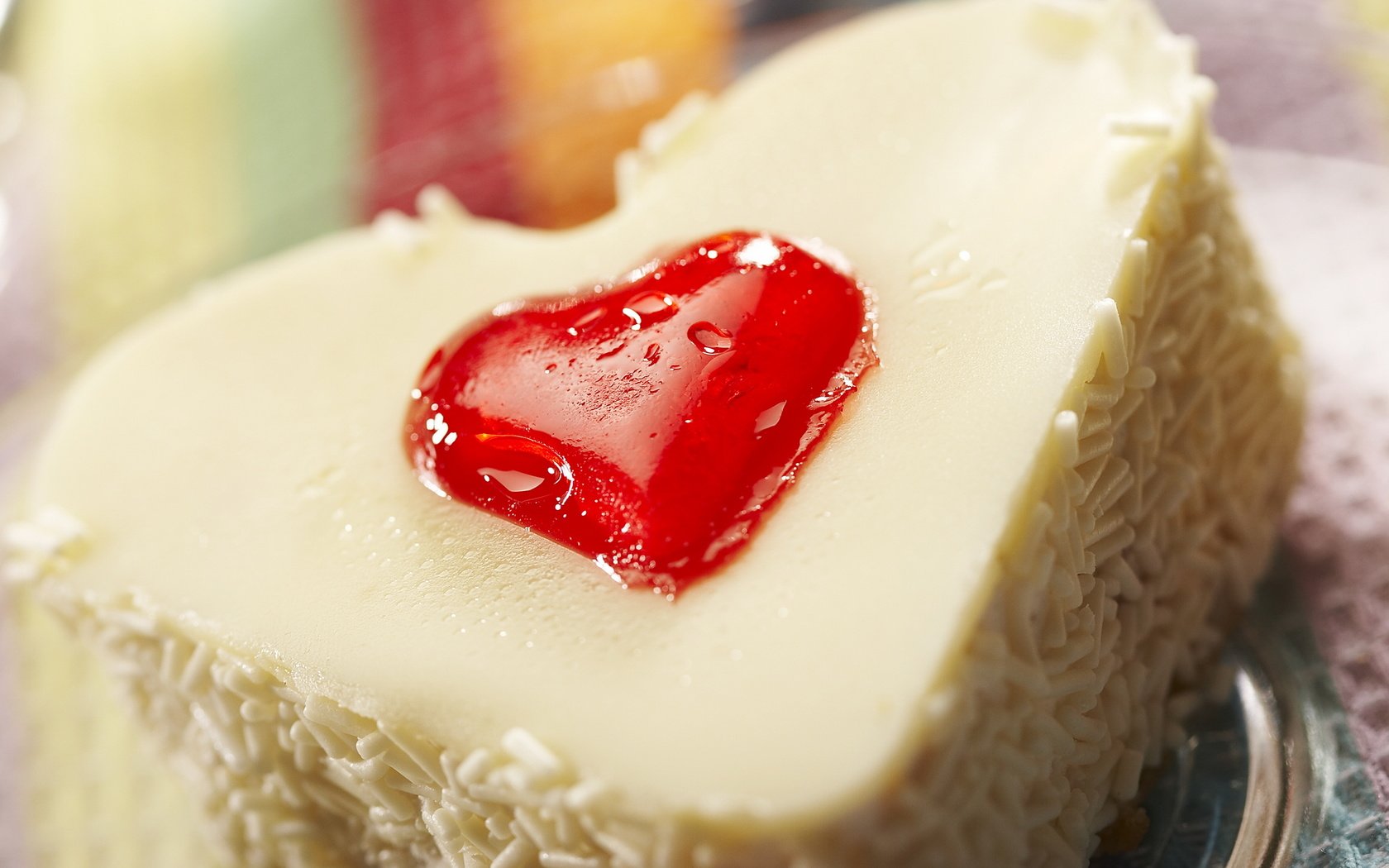 Обои красный, сердце, любовь, десерт, пироженное, сердецка, кокос, тортик, крем, cream, red, heart, love, dessert, cake, serdica, coconut разрешение 1920x1200 Загрузить