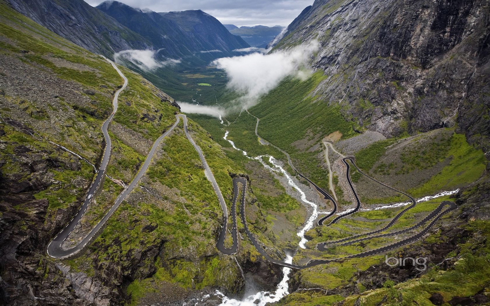 Обои дорога, река, горы, норвегия, горная дорога, серпантин, road, river, mountains, norway, mountain road, serpentine разрешение 1920x1200 Загрузить