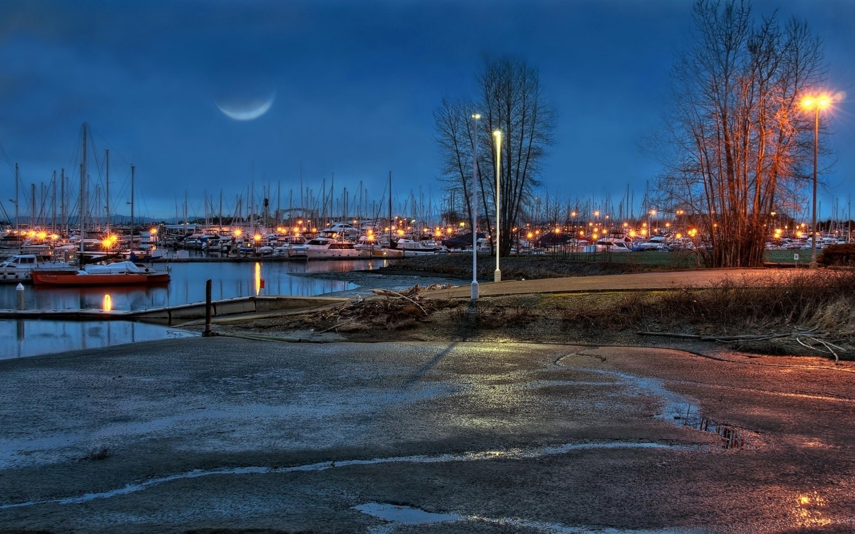 Обои небо, фонари, вечер, река, яхты, луна, причал, the sky, lights, the evening, river, yachts, the moon, pier разрешение 1920x1200 Загрузить