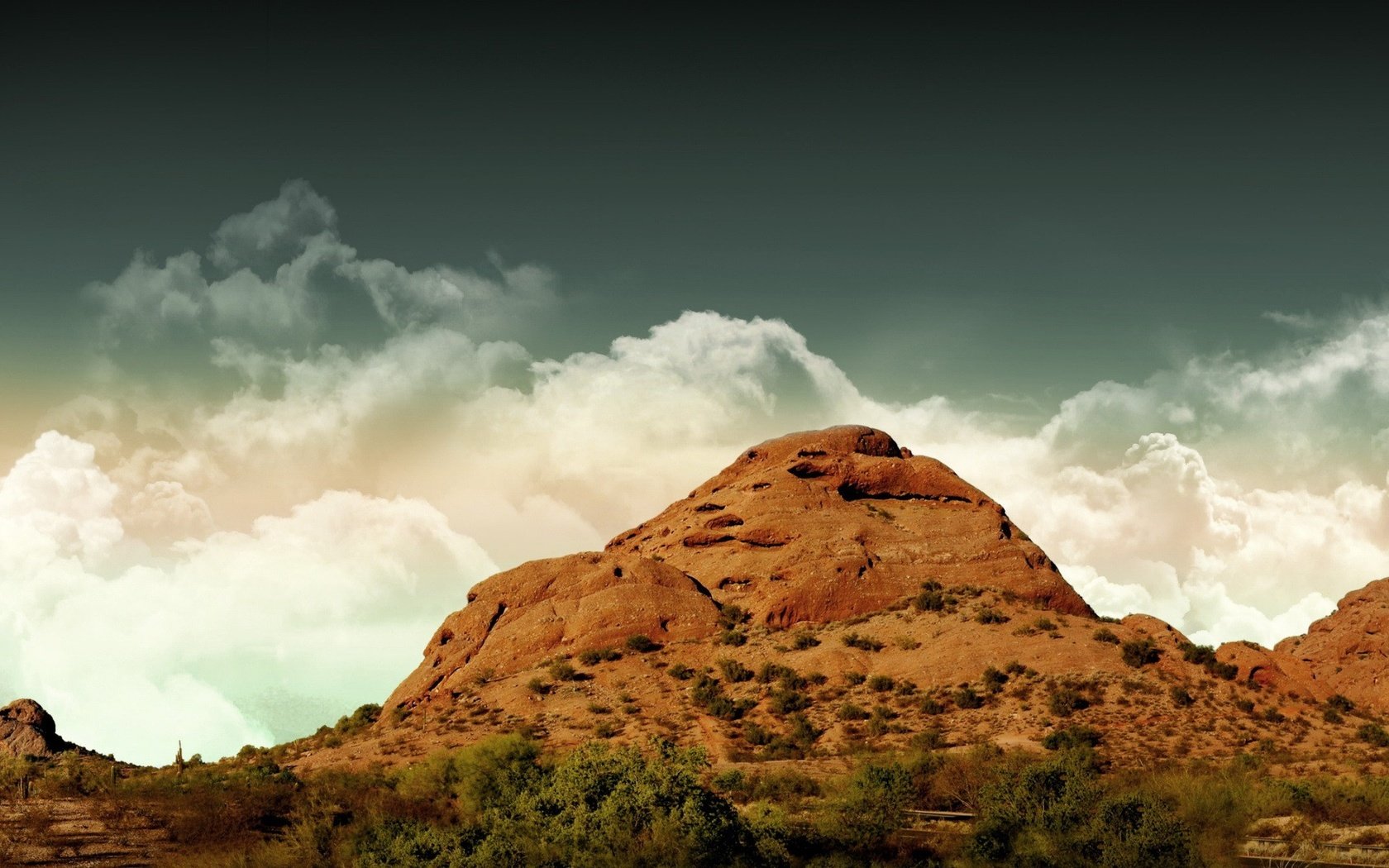 Обои небо, облака, горы, пустыня, гора, вершина, растительность, the sky, clouds, mountains, desert, mountain, top, vegetation разрешение 1920x1440 Загрузить