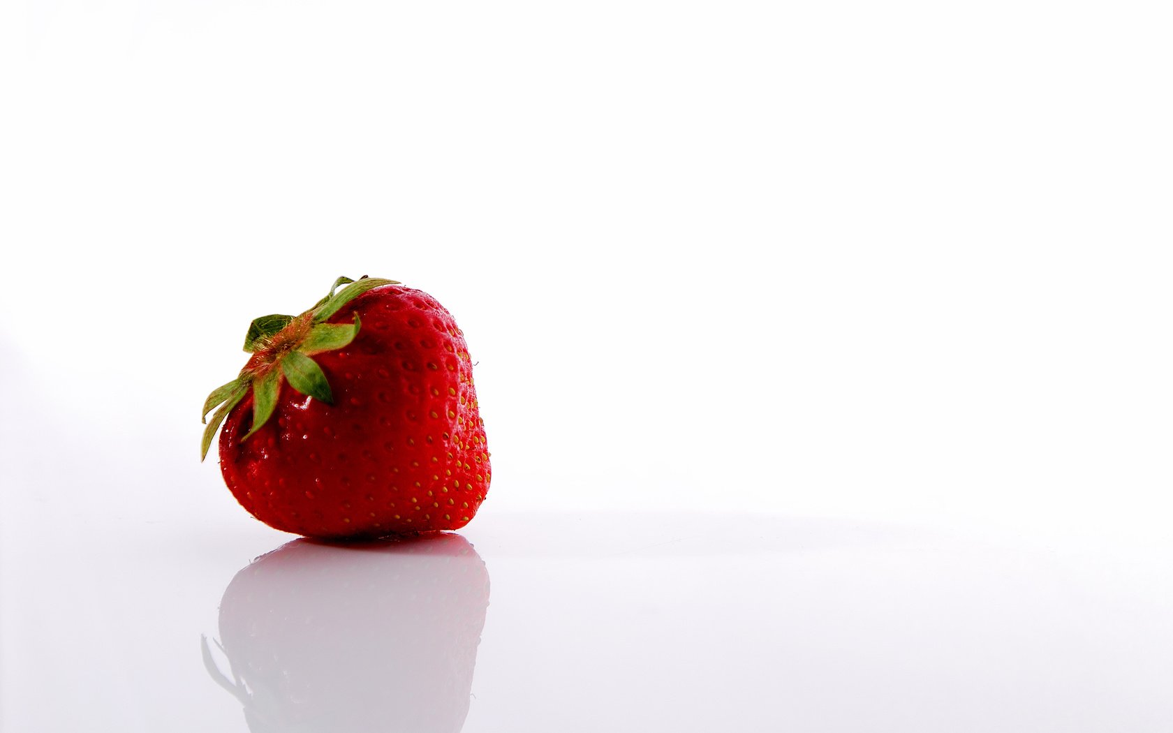 Обои клубника, белое, красное, strawberry, white, red разрешение 2560x1600 Загрузить