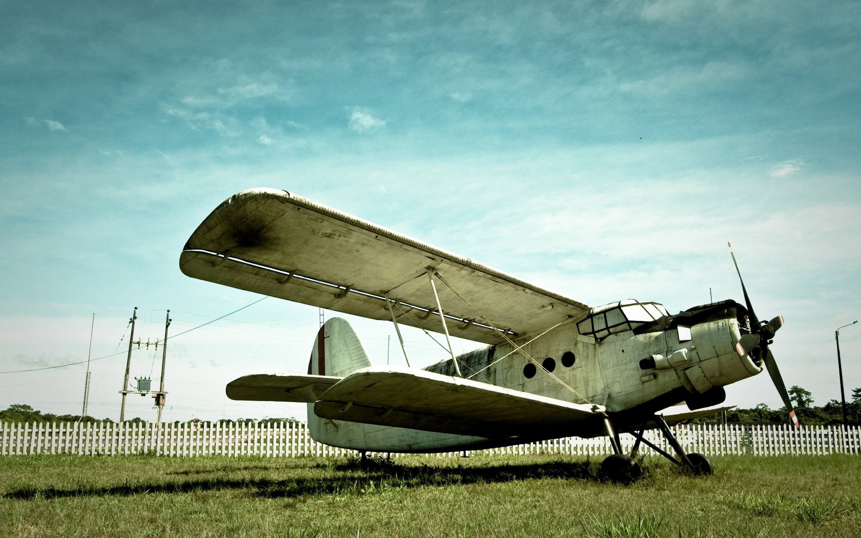 Обои небо, трава, самолет, забор, the sky, grass, the plane, the fence разрешение 2560x1600 Загрузить