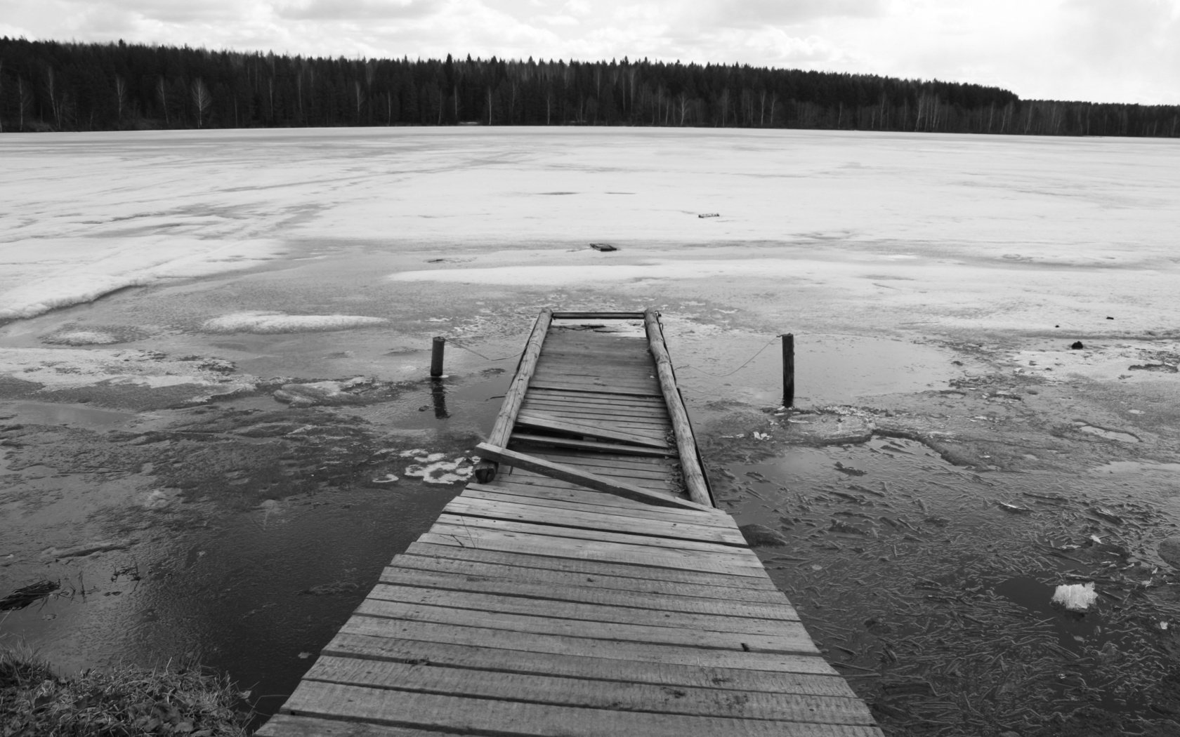 Обои озеро, лес, мост, черно-белая, лёд, lake, forest, bridge, black and white, ice разрешение 4272x2848 Загрузить