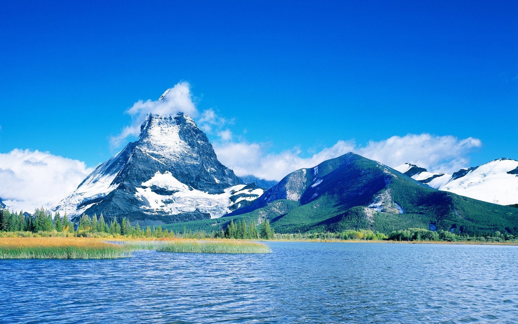 Обои облака, вода, озеро, горы, снег, синий, день, вершины, clouds, water, lake, mountains, snow, blue, day, tops разрешение 1920x1200 Загрузить