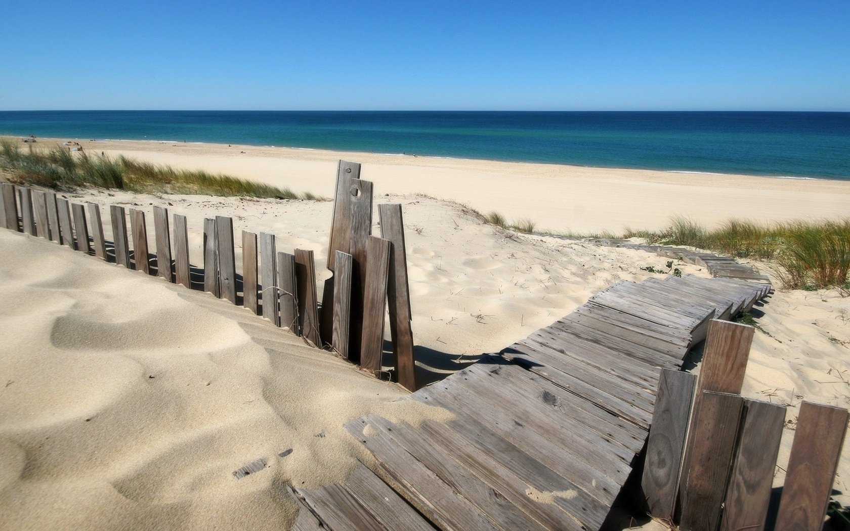 Обои пляж, деревяный забор, и синий океан, beach, wooden fence, and the blue ocean разрешение 1920x1080 Загрузить