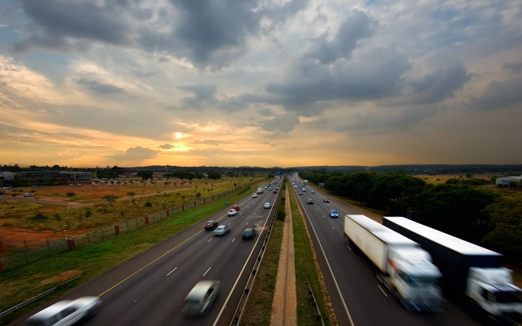 Обои дорога, облака, машины, шоссе, road, clouds, machine, highway разрешение 1920x1440 Загрузить