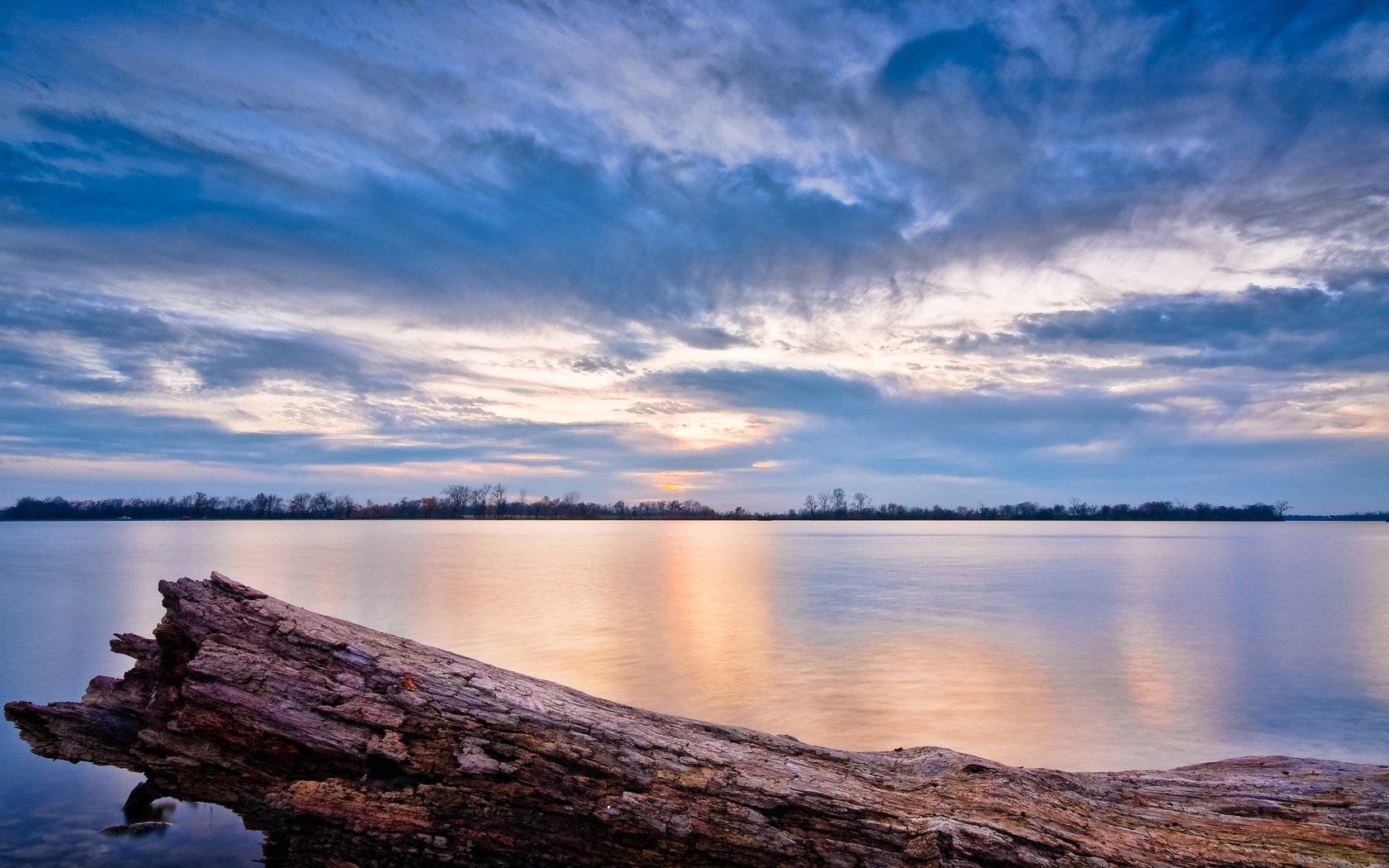 Обои небо, облака, озеро, река, дерево, пейзаж, бревно, the sky, clouds, lake, river, tree, landscape, log разрешение 2560x1600 Загрузить