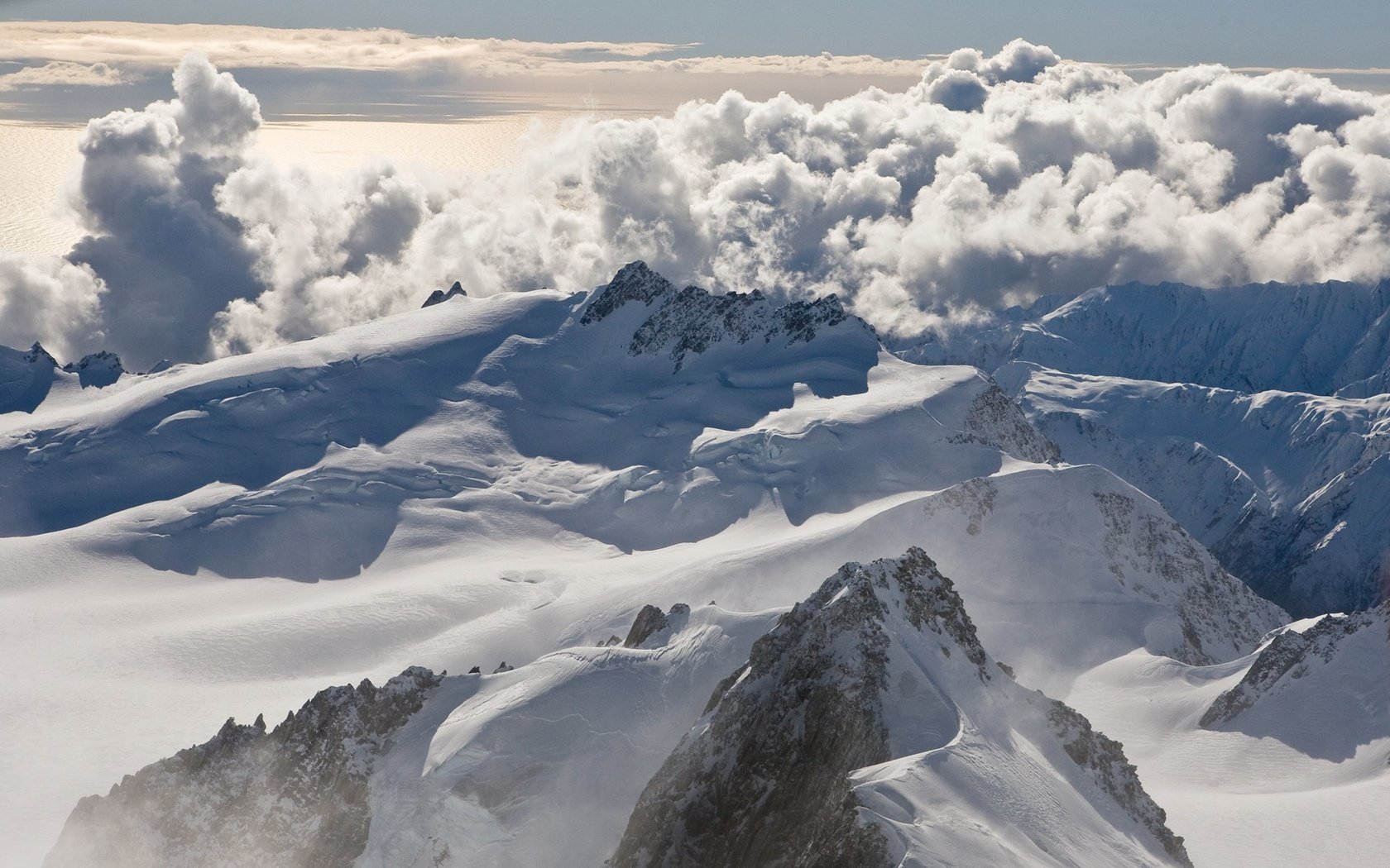 Обои облака, горы, снег, вершины, clouds, mountains, snow, tops разрешение 1920x1200 Загрузить