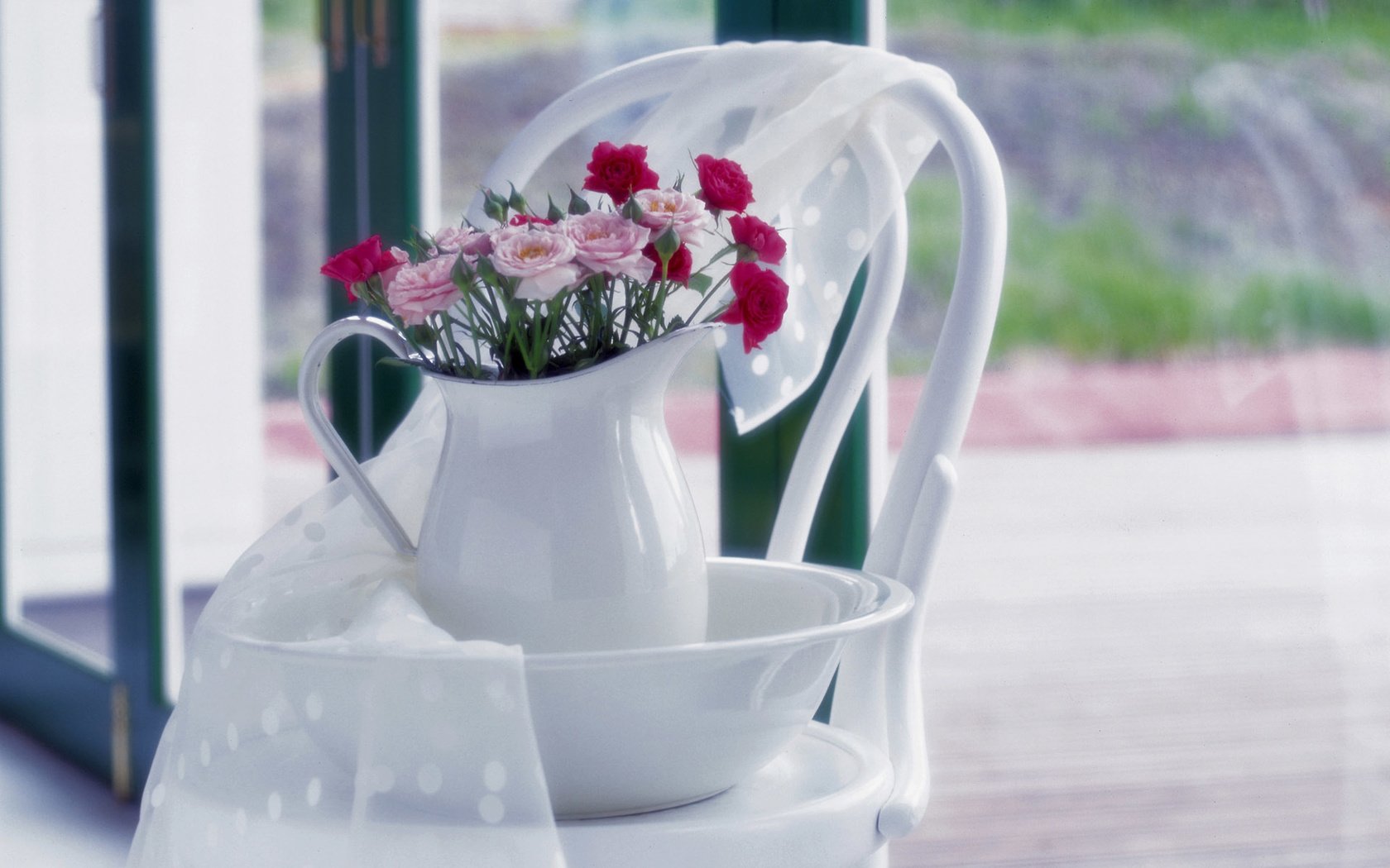 Обои цветы, розы, стул, букет, кувшин, тазик, ткан, flowers, roses, chair, bouquet, pitcher, basin разрешение 1920x1200 Загрузить