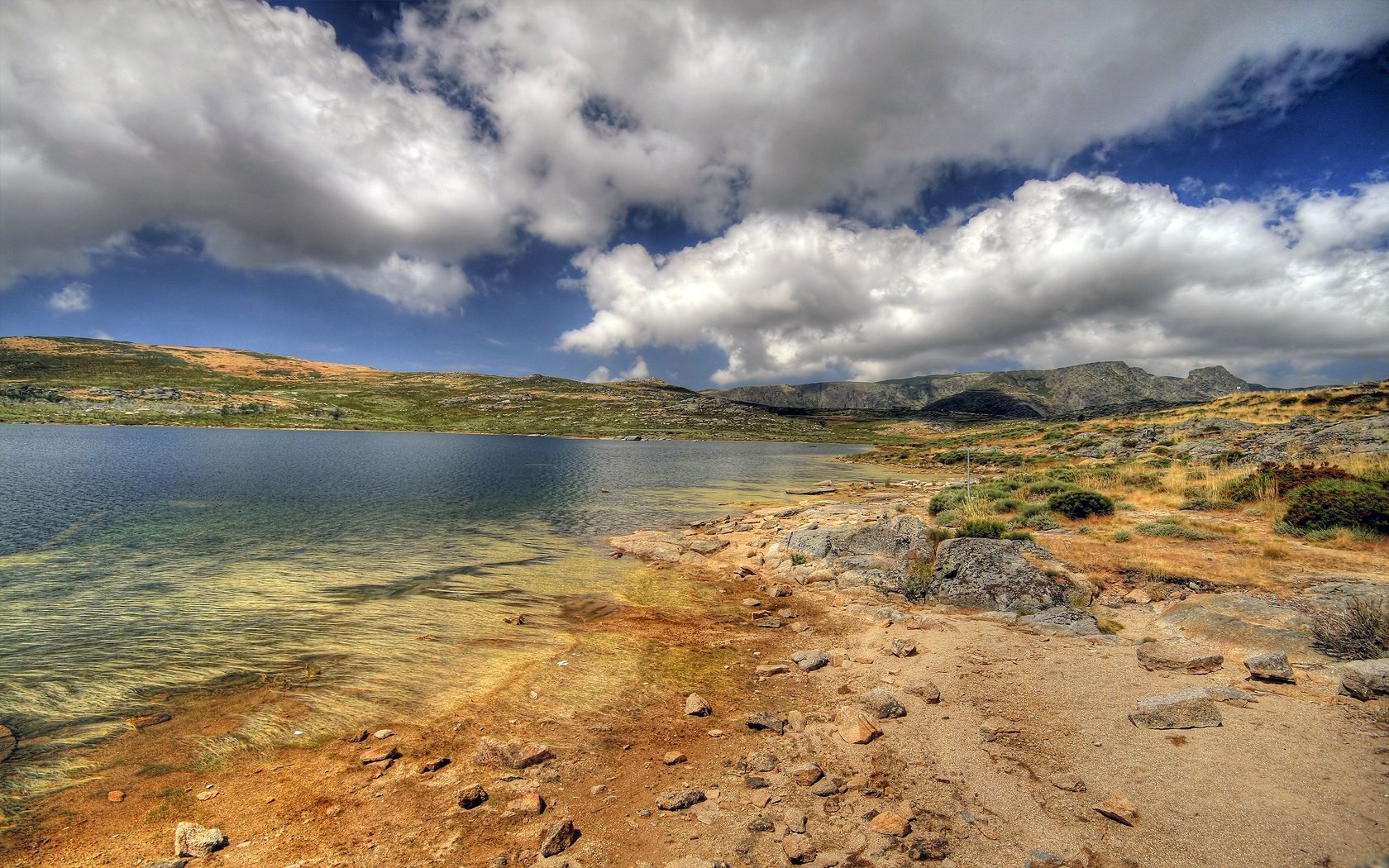 Обои облака, озеро, камни, берег, горизонт, clouds, lake, stones, shore, horizon разрешение 2560x1600 Загрузить