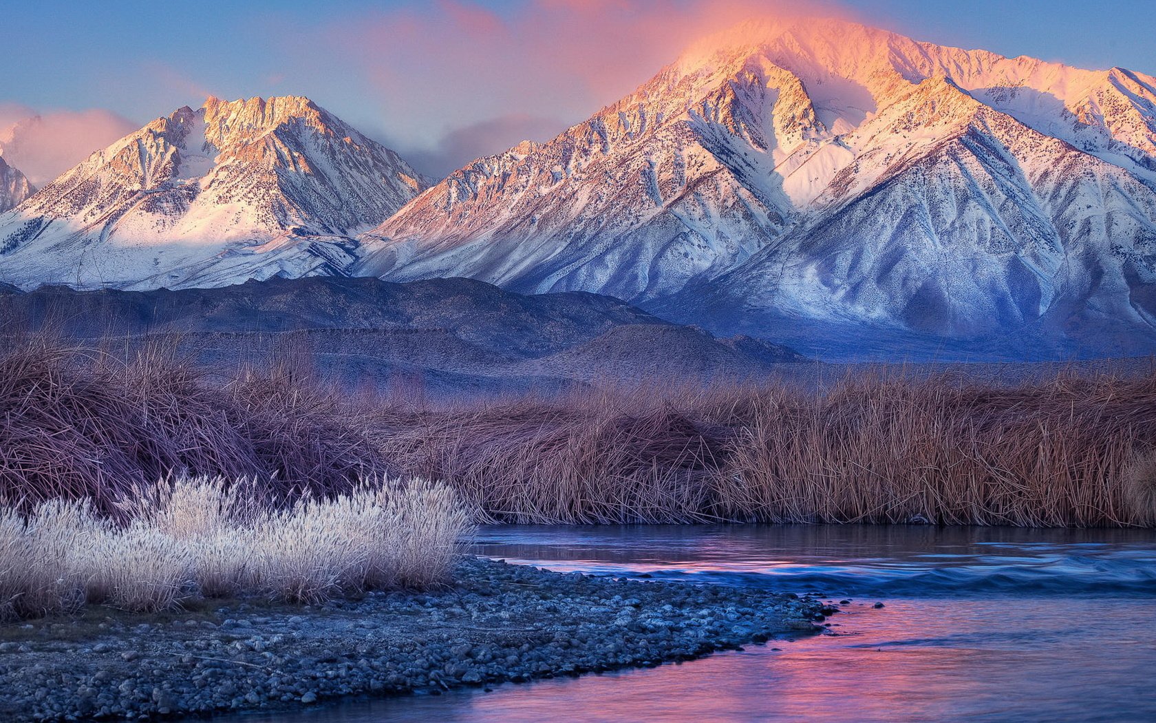 Обои трава, вода, горы, камни, пейзаж, grass, water, mountains, stones, landscape разрешение 1920x1080 Загрузить