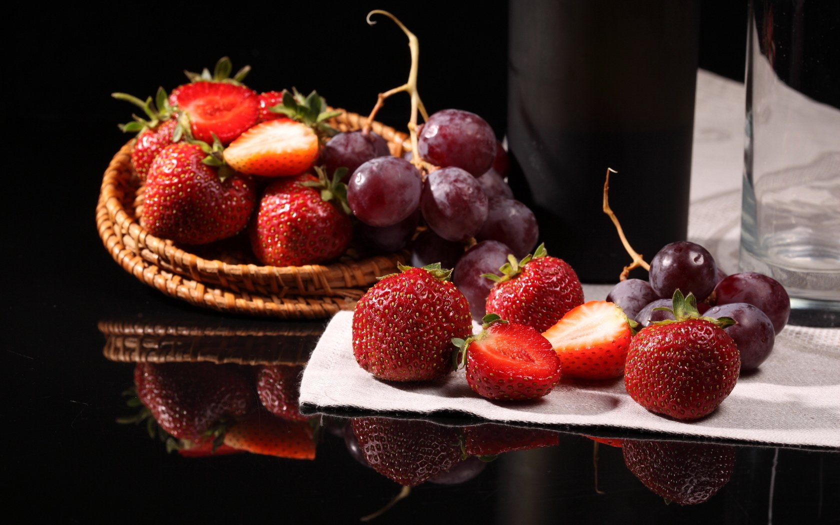 Обои виноград, клубника, ягоды, grapes, strawberry, berries разрешение 1920x1200 Загрузить