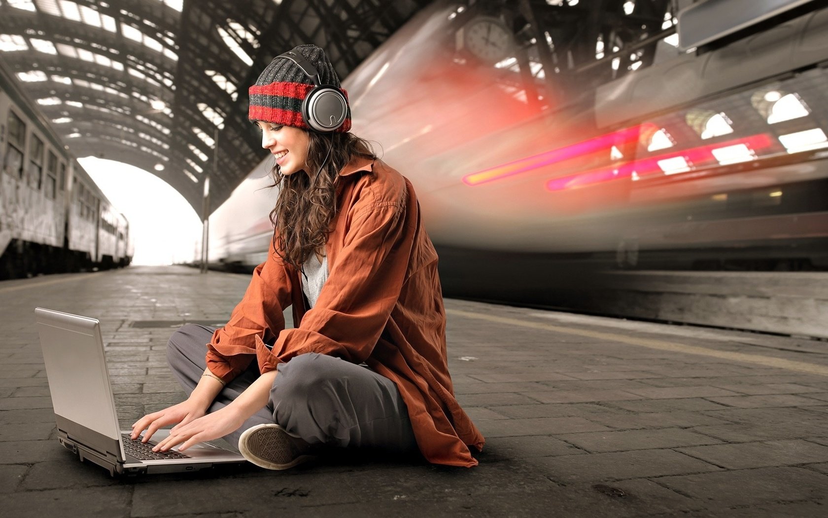 Обои девушка, наушники, сидит, метро, ноутбук, girl, headphones, sitting, metro, laptop разрешение 1920x1080 Загрузить