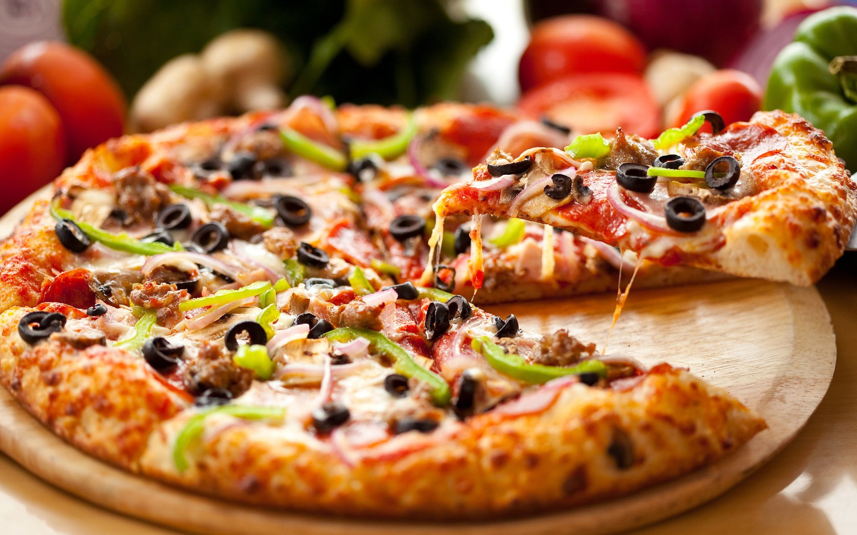 Обои сыр, колбаса, помидоры, оливки, пицца, cheese, sausage, tomatoes, olives, pizza разрешение 1920x1280 Загрузить