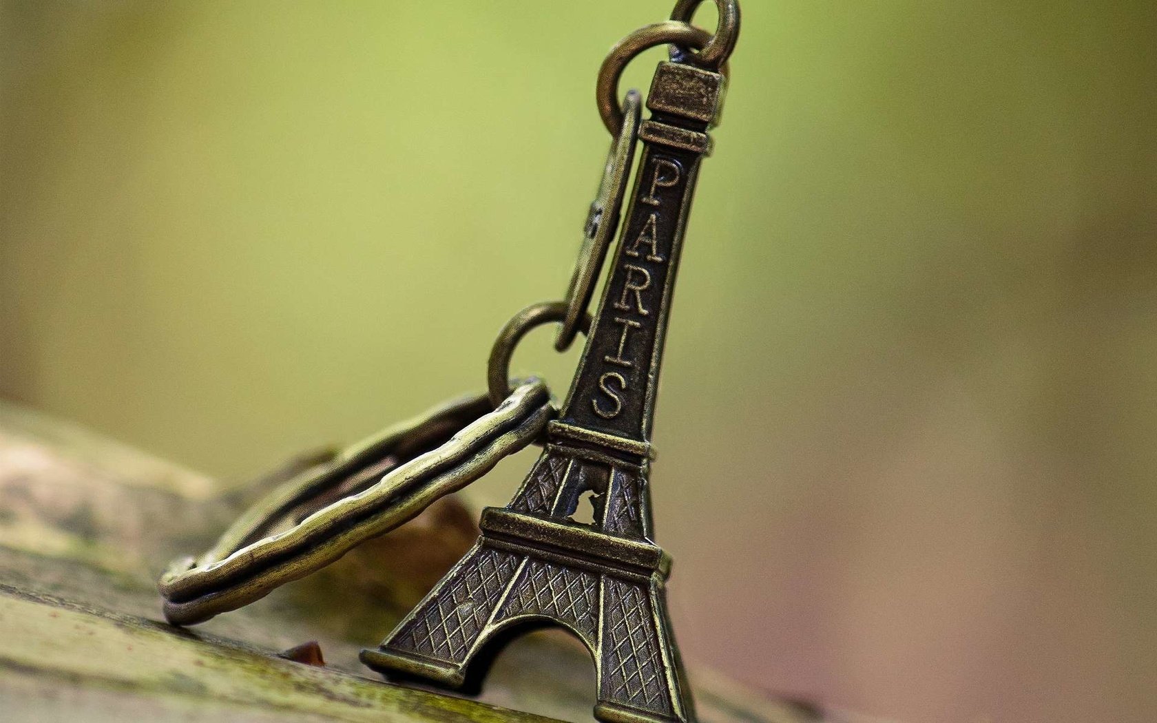 Обои эйфелева башня, брелок, eiffel tower, keychain разрешение 1920x1200 Загрузить