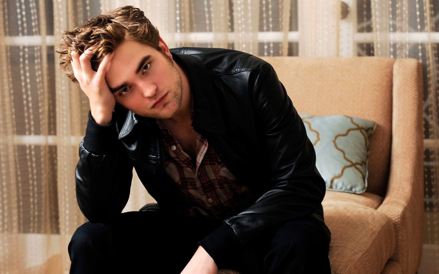 Обои взгляд, актёр, сидит, лицо, мужчина, роберт паттинсон, look, actor, sitting, face, male, robert pattinson разрешение 1920x1200 Загрузить