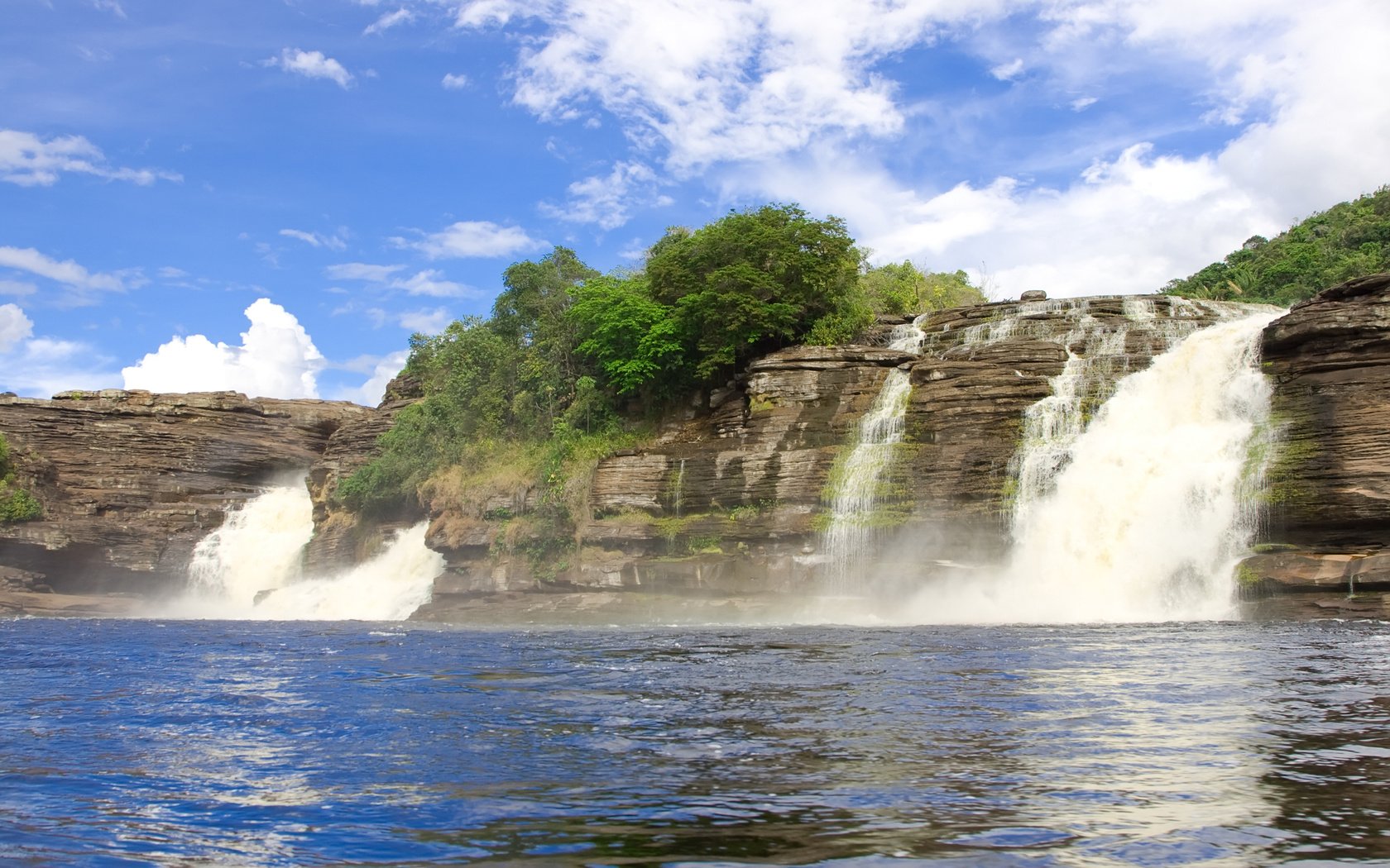 Обои деревья, река, скалы, пейзаж, водопад, венесуэла, канайма, trees, river, rocks, landscape, waterfall, venezuela, canaima разрешение 2560x1600 Загрузить