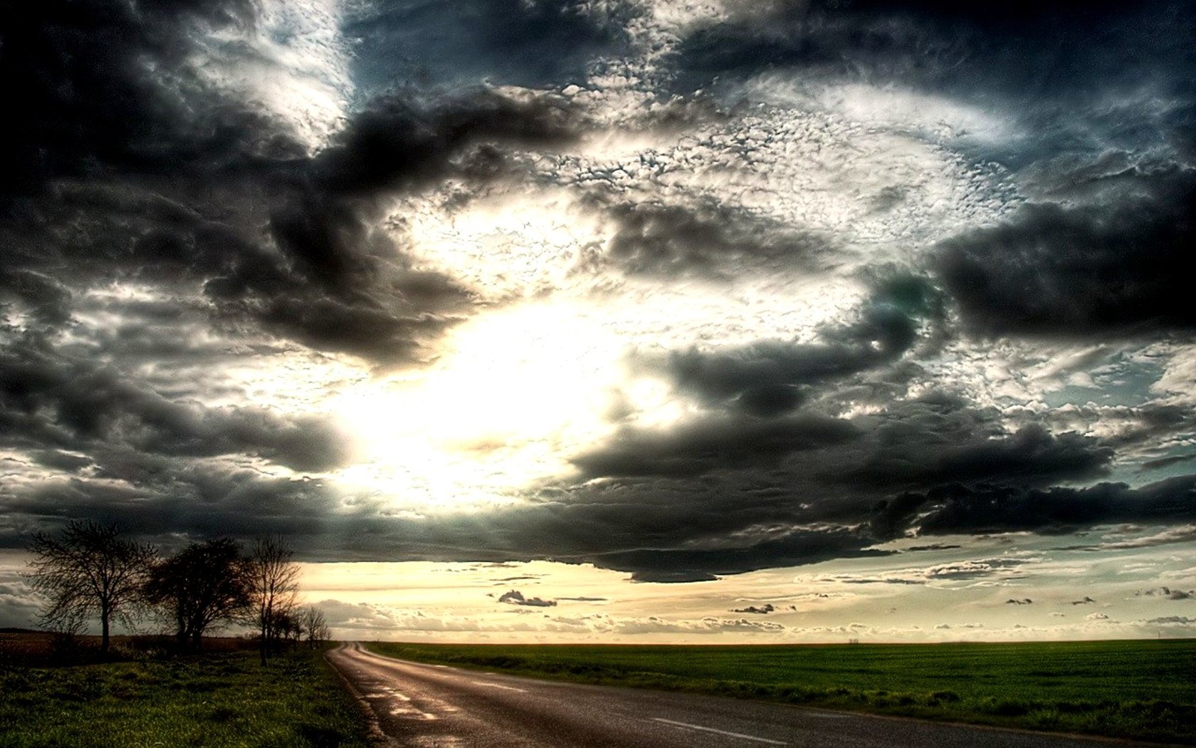 Обои дорога, дерево, грозовое небо, road, tree, stormy sky разрешение 2000x1600 Загрузить