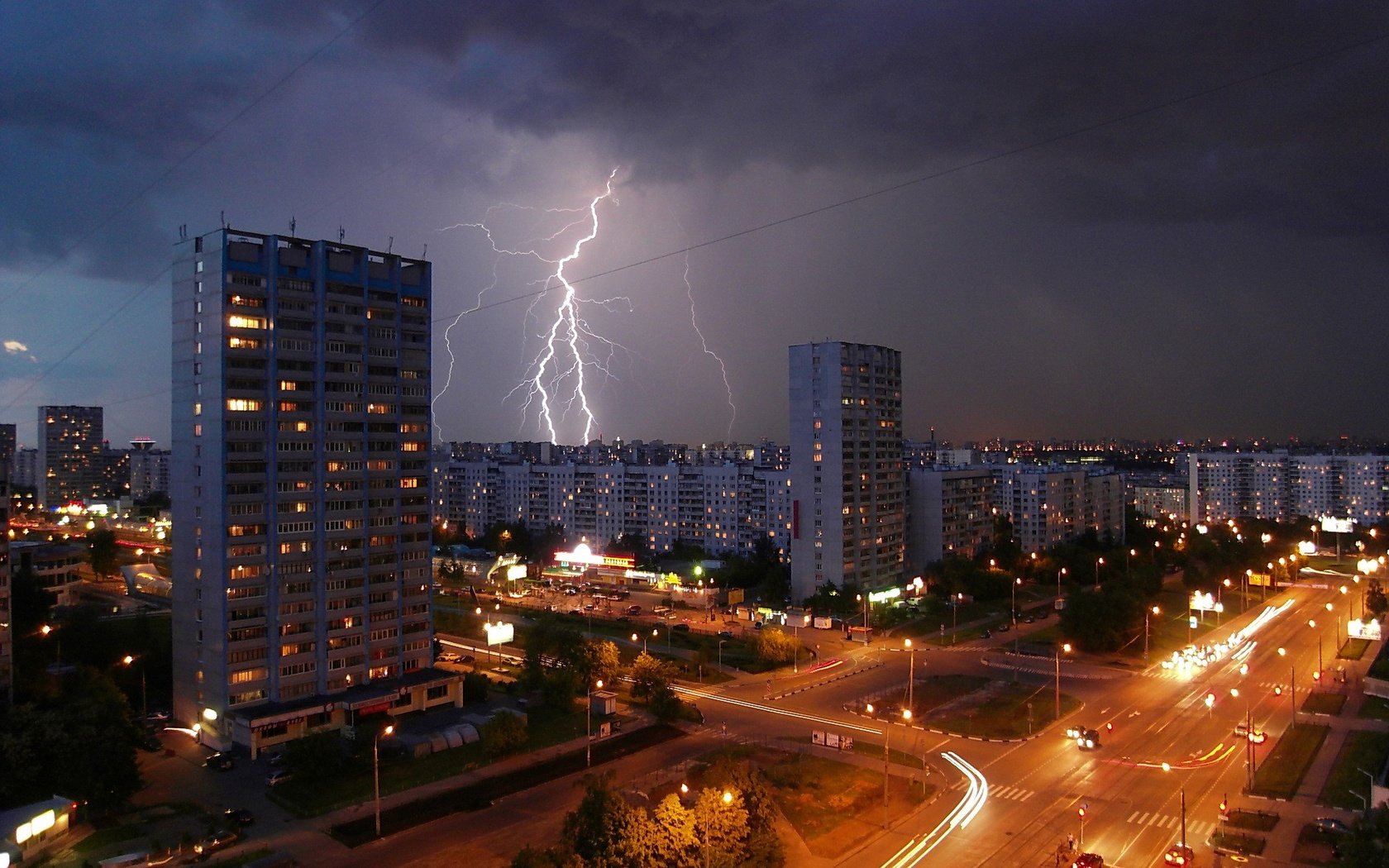 Обои дорога, огни, вечер, тучи, молния, москва, дома, россия, road, lights, the evening, clouds, lightning, moscow, home, russia разрешение 1920x1440 Загрузить