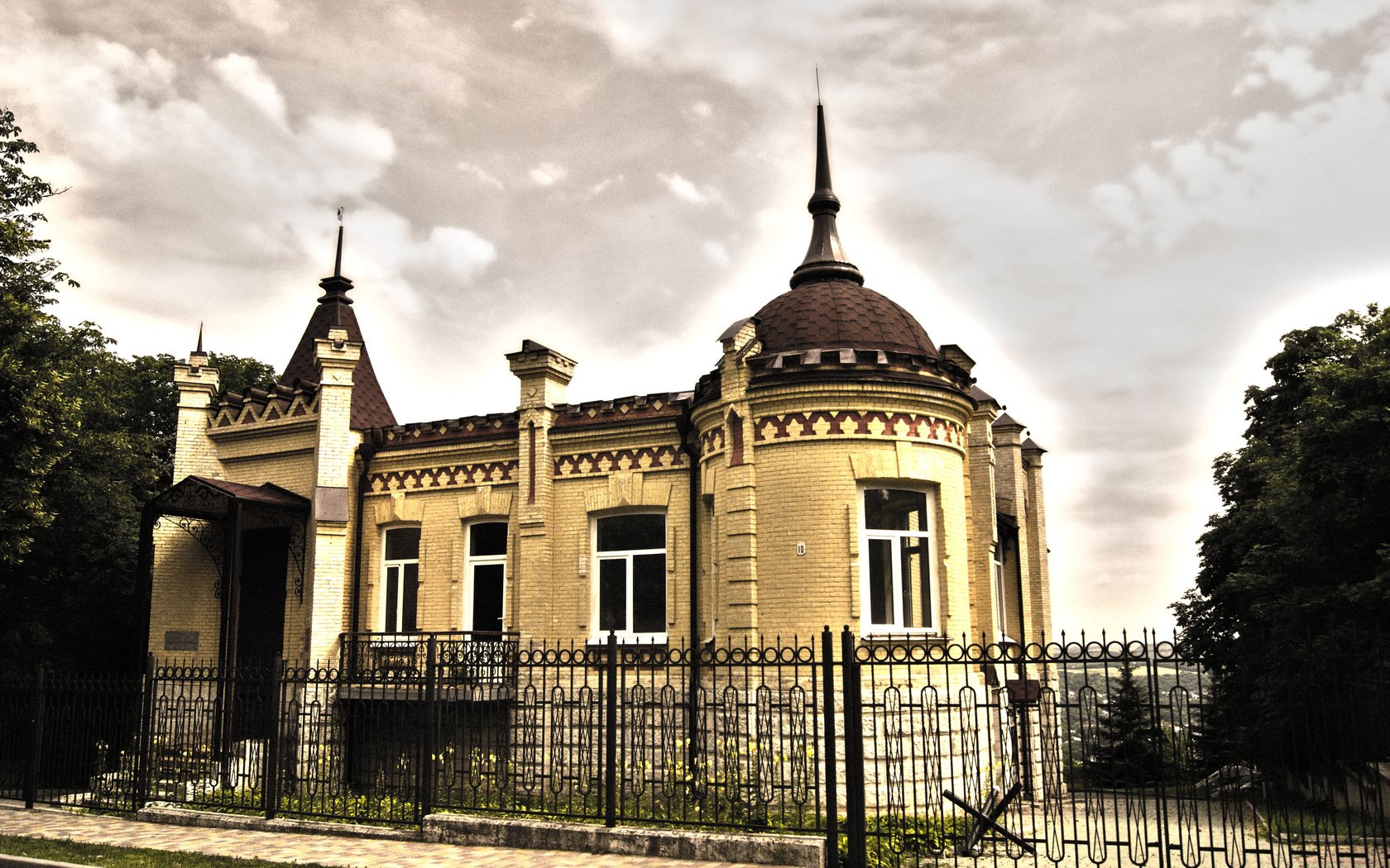 Обои забор, улица, архитектура, здание, купол, решка, the fence, street, architecture, the building, the dome, tails разрешение 4510x2944 Загрузить