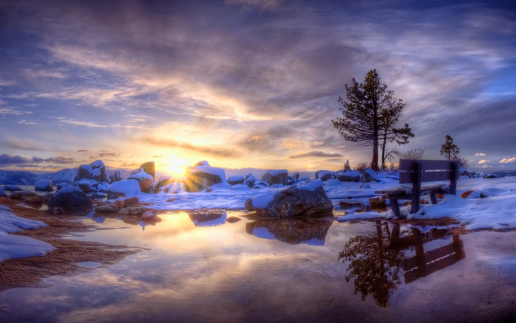 Обои небо, деревья, вода, солнце, снег, камни, зима, скамейка, the sky, trees, water, the sun, snow, stones, winter, bench разрешение 1920x1200 Загрузить