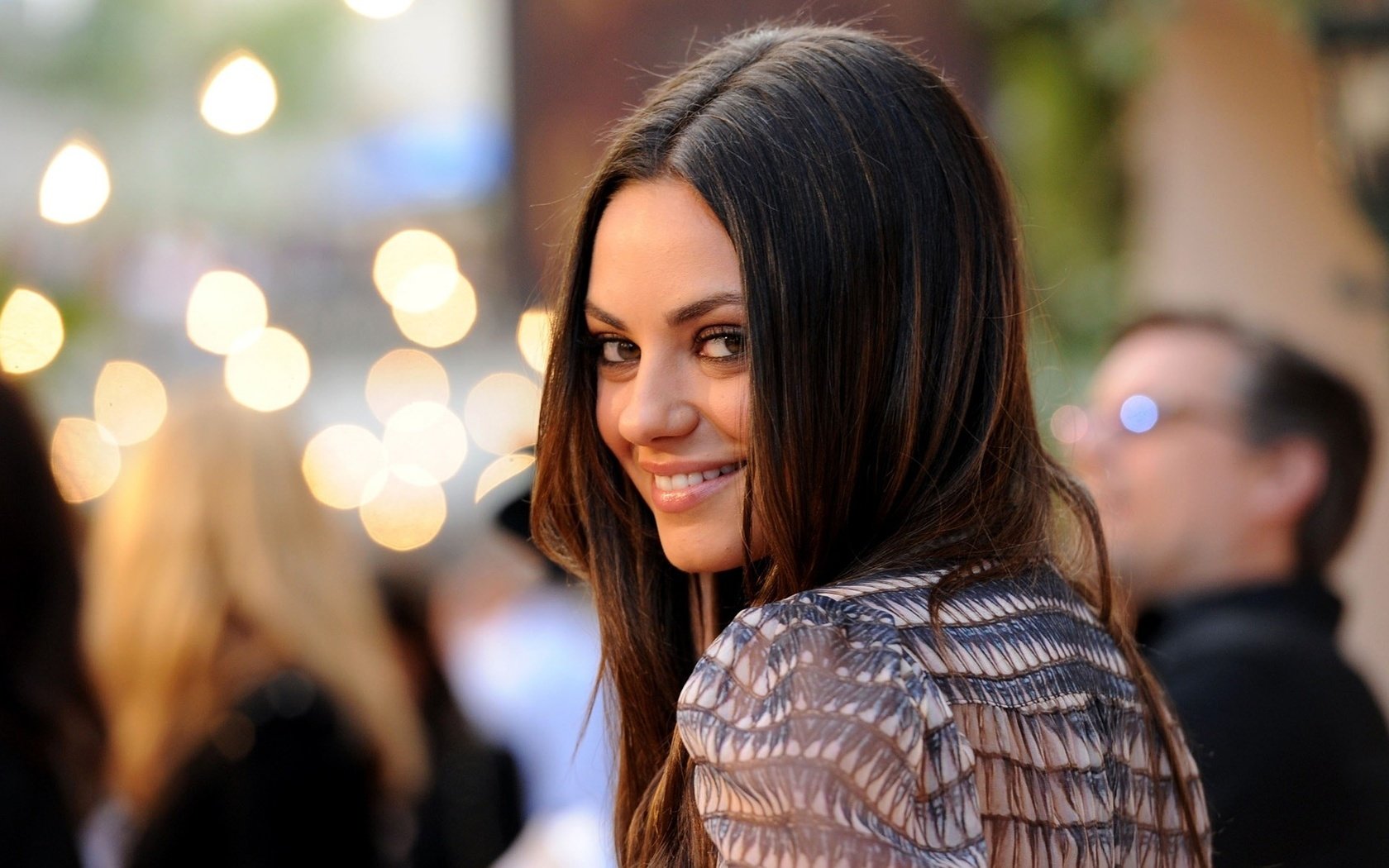 Обои улыбка, портрет, модель, волосы, лицо, актриса, мила кунис, smile, portrait, model, hair, face, actress, mila kunis разрешение 1920x1170 Загрузить