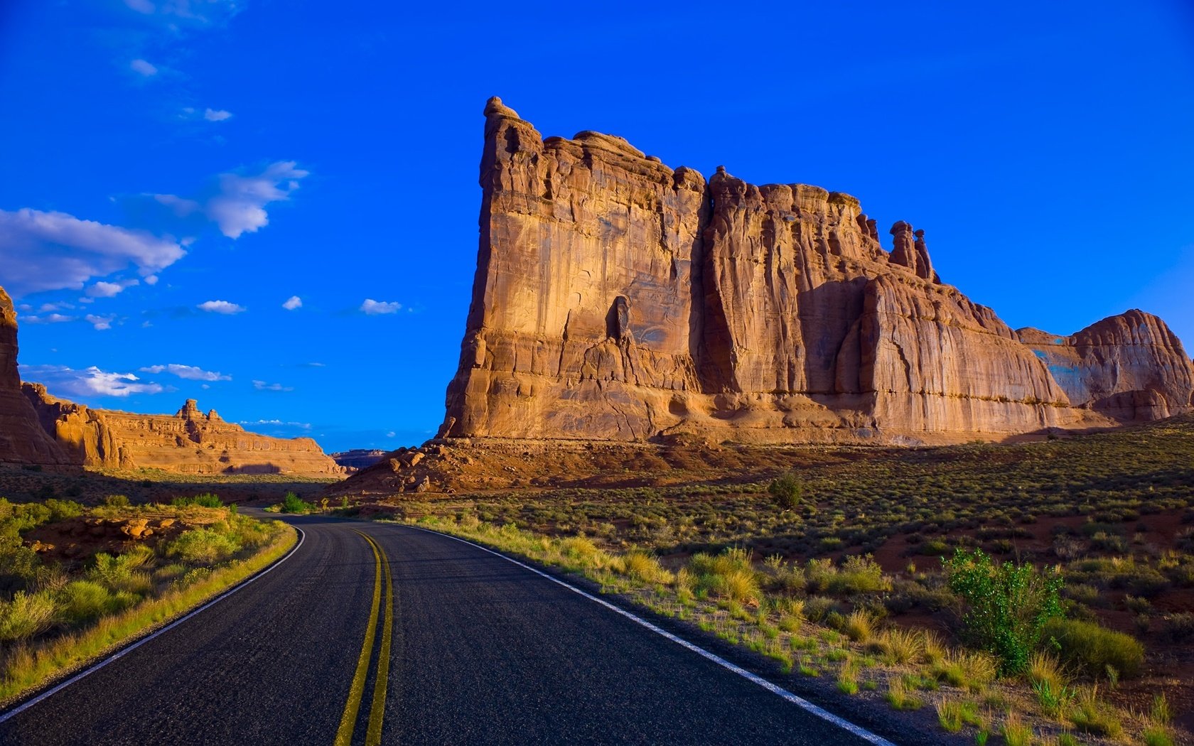 Обои небо, дорога, облака, горы, каньон, автострада, the sky, road, clouds, mountains, canyon, freeway разрешение 1920x1200 Загрузить