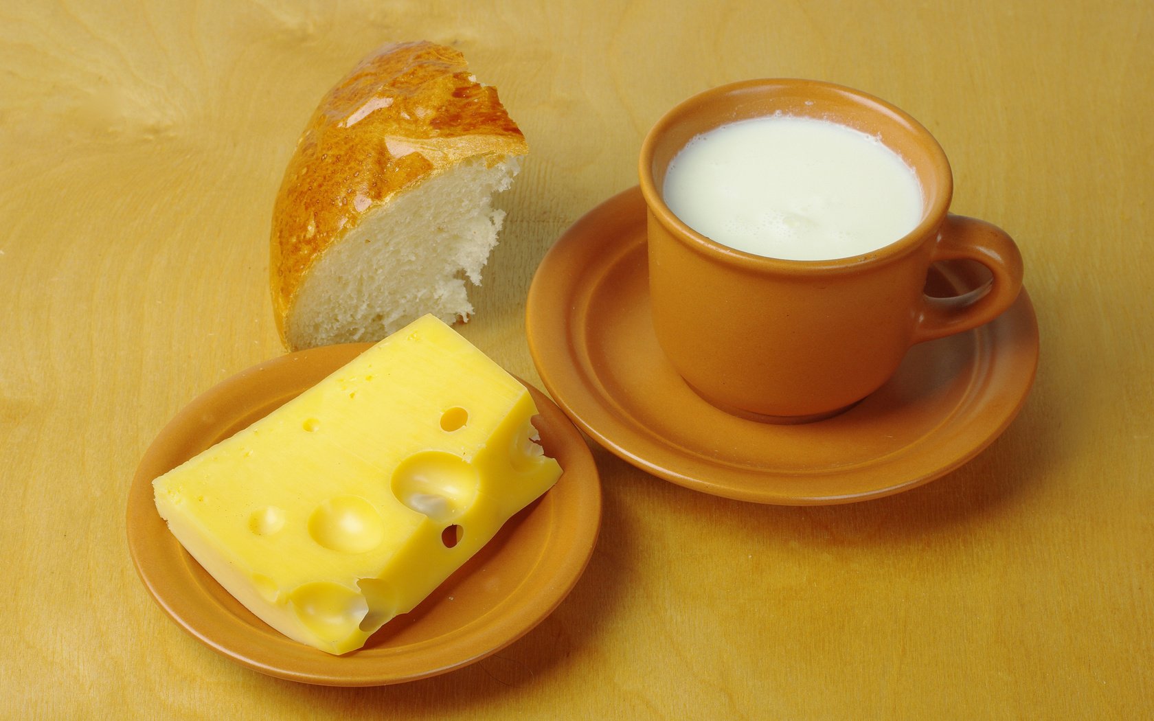 Обои стол, сыр, хлеб, молоко, чашки, блюдца, table, cheese, bread, milk, cup, saucers разрешение 2560x1600 Загрузить