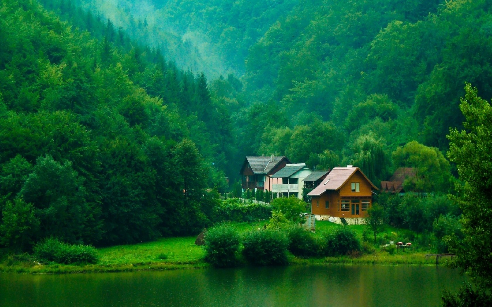 Обои деревья, река, зелень, лес, кусты, домики, trees, river, greens, forest, the bushes, houses разрешение 1920x1080 Загрузить