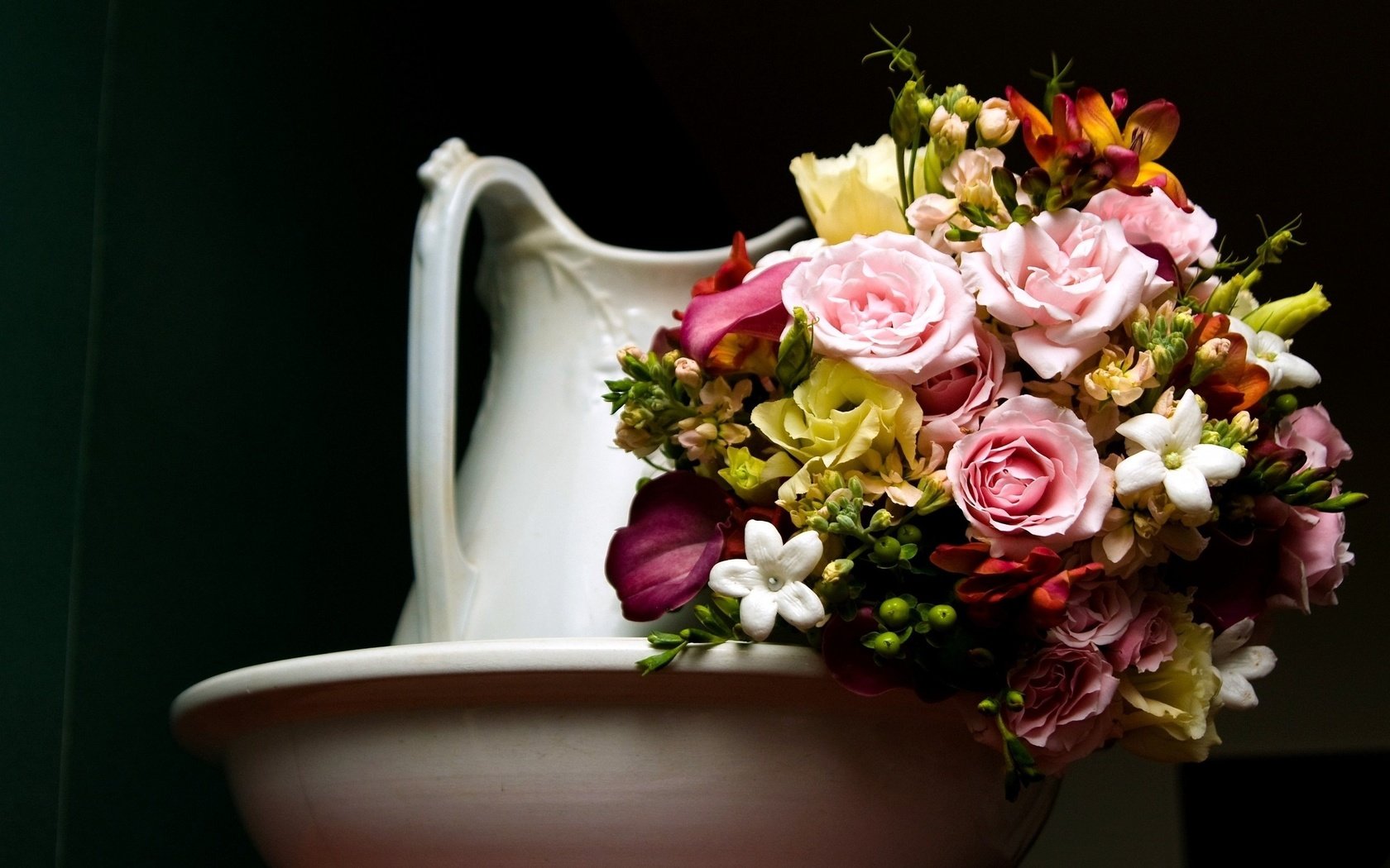 Обои темный фон, букет, кувшин, the dark background, bouquet, pitcher разрешение 3000x1951 Загрузить