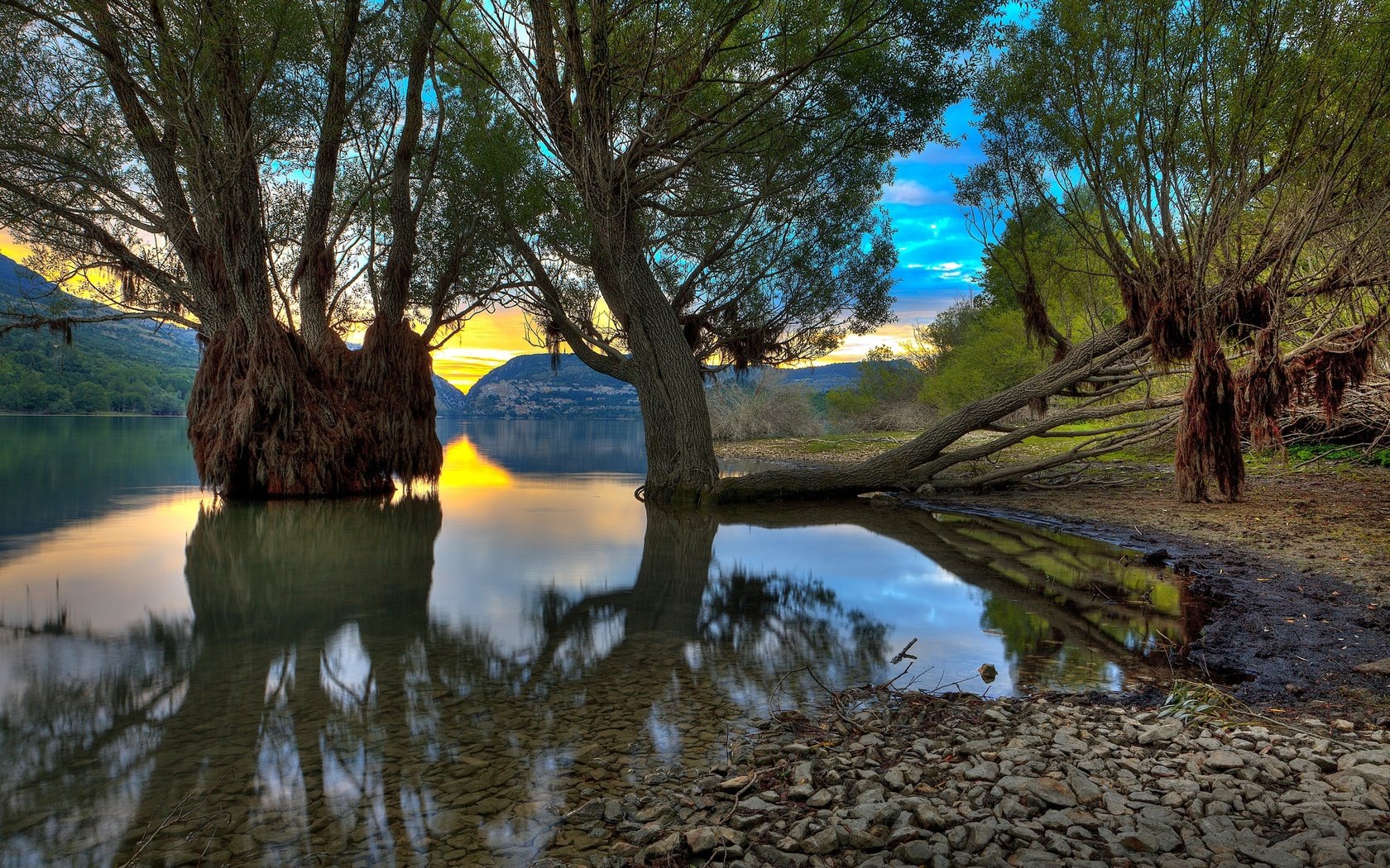 Обои свет, деревья, озеро, камни, берег, отражение, villetta barrea lake, light, trees, lake, stones, shore, reflection разрешение 2560x1600 Загрузить