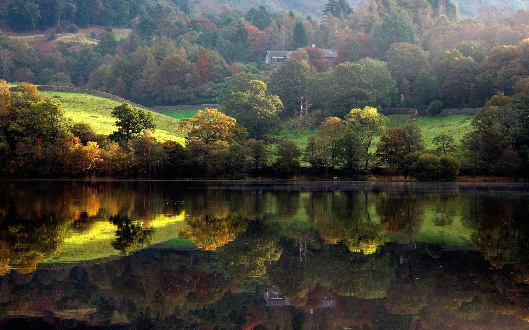 Обои деревья, река, природа, берег, лес, отражение, осень, домик, trees, river, nature, shore, forest, reflection, autumn, house разрешение 2560x1600 Загрузить