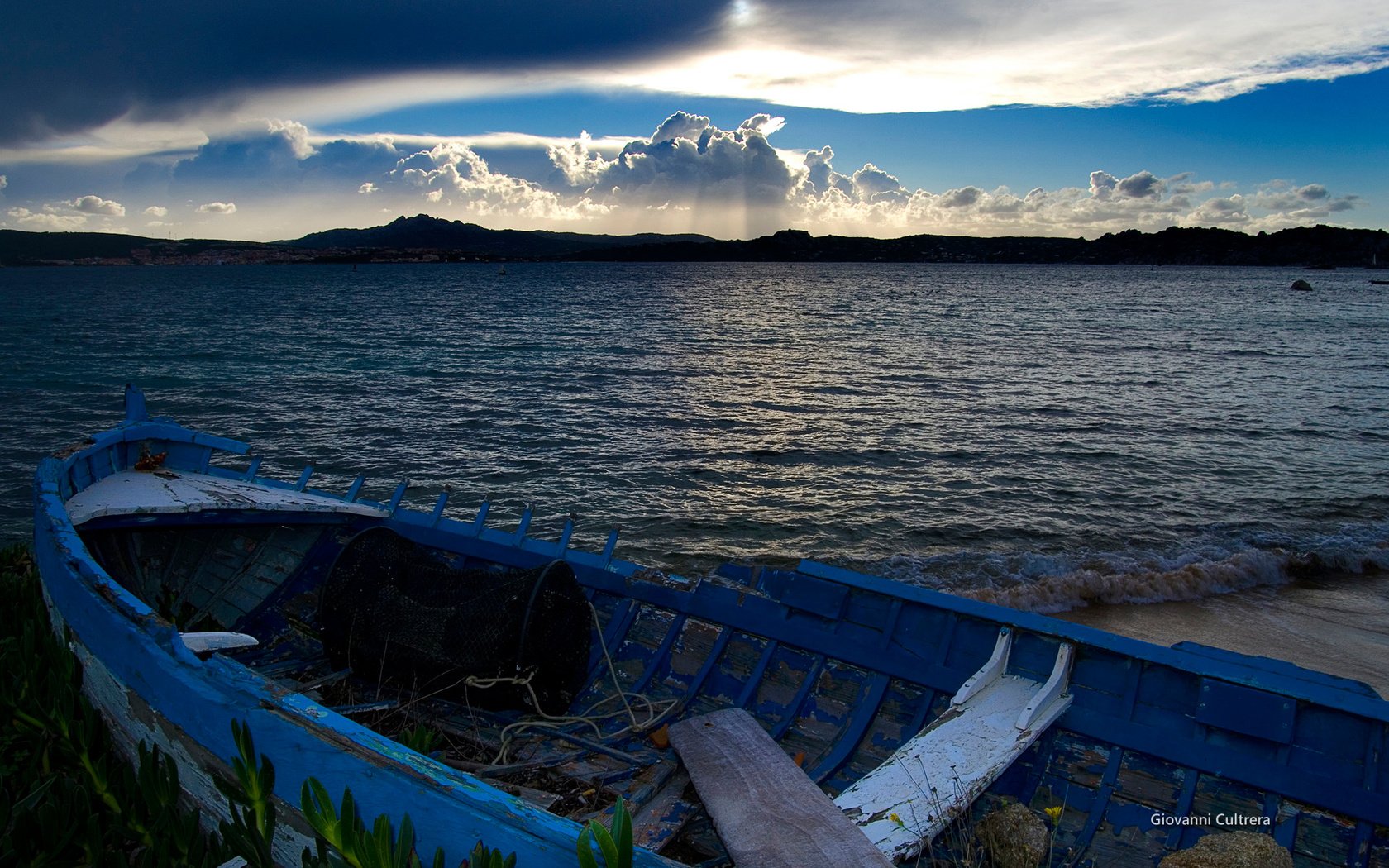 Обои небо, берег, пейзаж, море, лодка, италия, сардиния, деревянная, the sky, shore, landscape, sea, boat, italy, sardinia, wooden разрешение 1920x1200 Загрузить