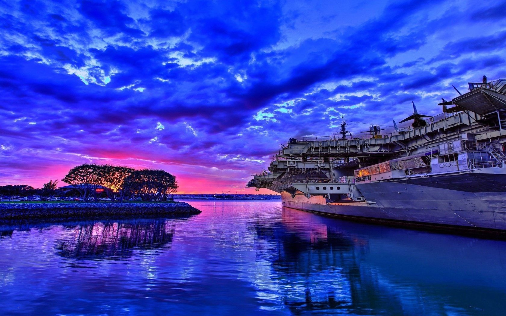 Обои вода, берег, закат, отражение, корабль, авианосец, water, shore, sunset, reflection, ship, the carrier разрешение 2560x1440 Загрузить