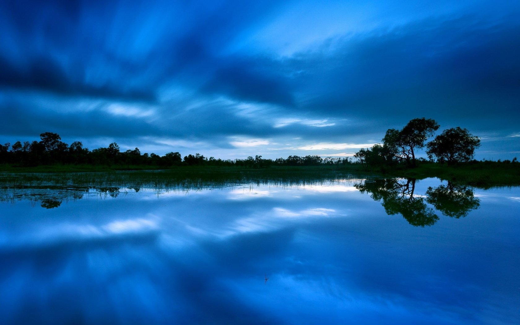 Обои небо, деревья, вода, вечер, озеро, голубое, the sky, trees, water, the evening, lake, blue разрешение 2560x1600 Загрузить