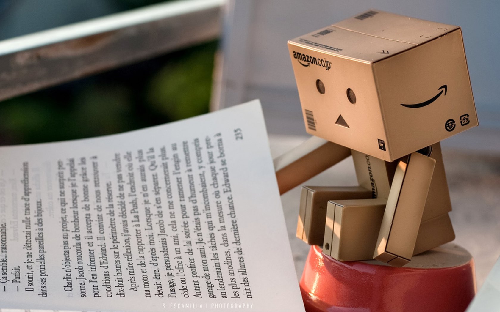 Обои робот, книга, данбо, korobochka, knizhka, картонный человечек, robot, book, danbo, cardboard man разрешение 1920x1200 Загрузить