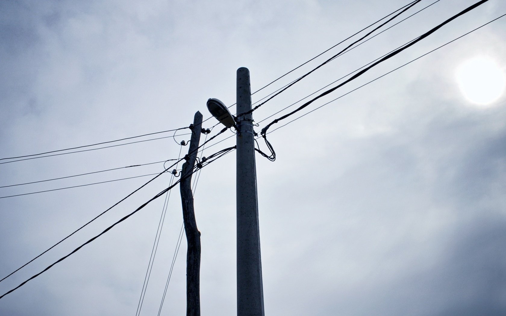 Обои небо, провода, столбы, лэп, nebo, provoda, stolby, линии электропередач, the sky, wire, posts, power lines, pionerskaya разрешение 1920x1080 Загрузить