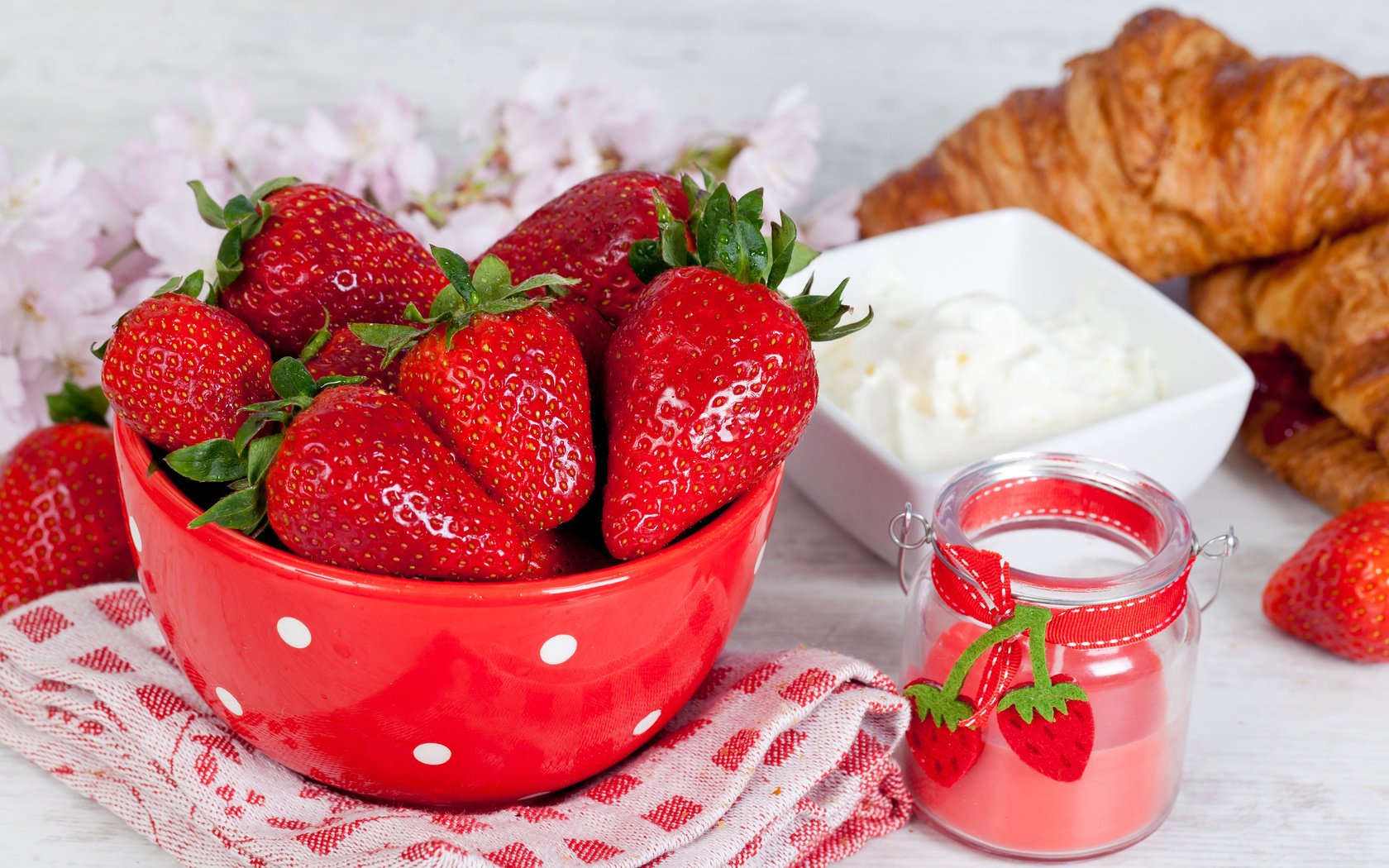 Обои цветы, ягода, клубника, миска, сметана, круассаны, flowers, berry, strawberry, bowl, sour cream, croissants разрешение 2560x1600 Загрузить