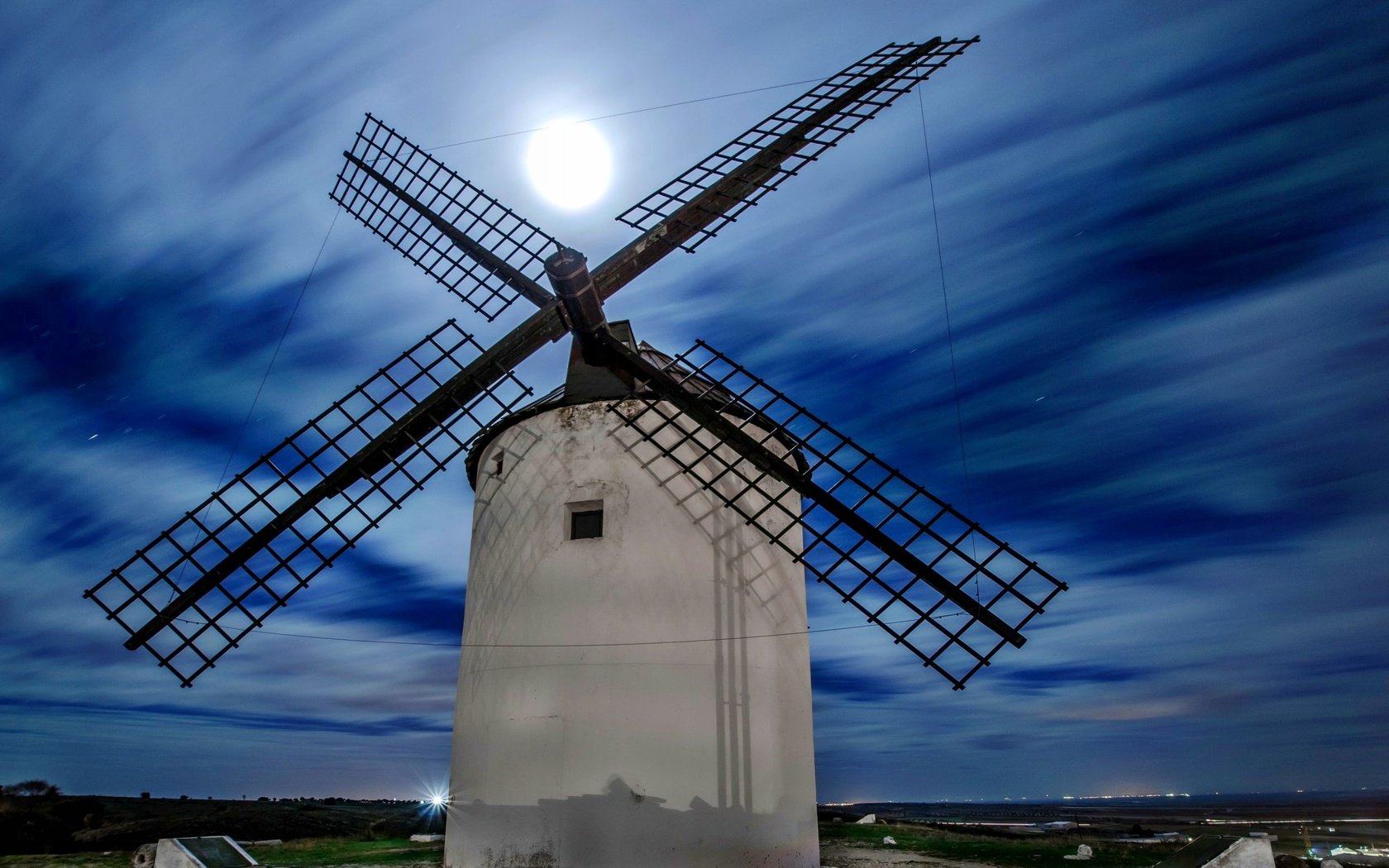 Обои ночь, тучи, луна, испания, ветряная мельница, night, clouds, the moon, spain, windmill разрешение 2600x1721 Загрузить